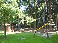 Unser Gastgarten mit Spielplatz für Kinder